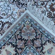 Tapis persan en soie noué à la main