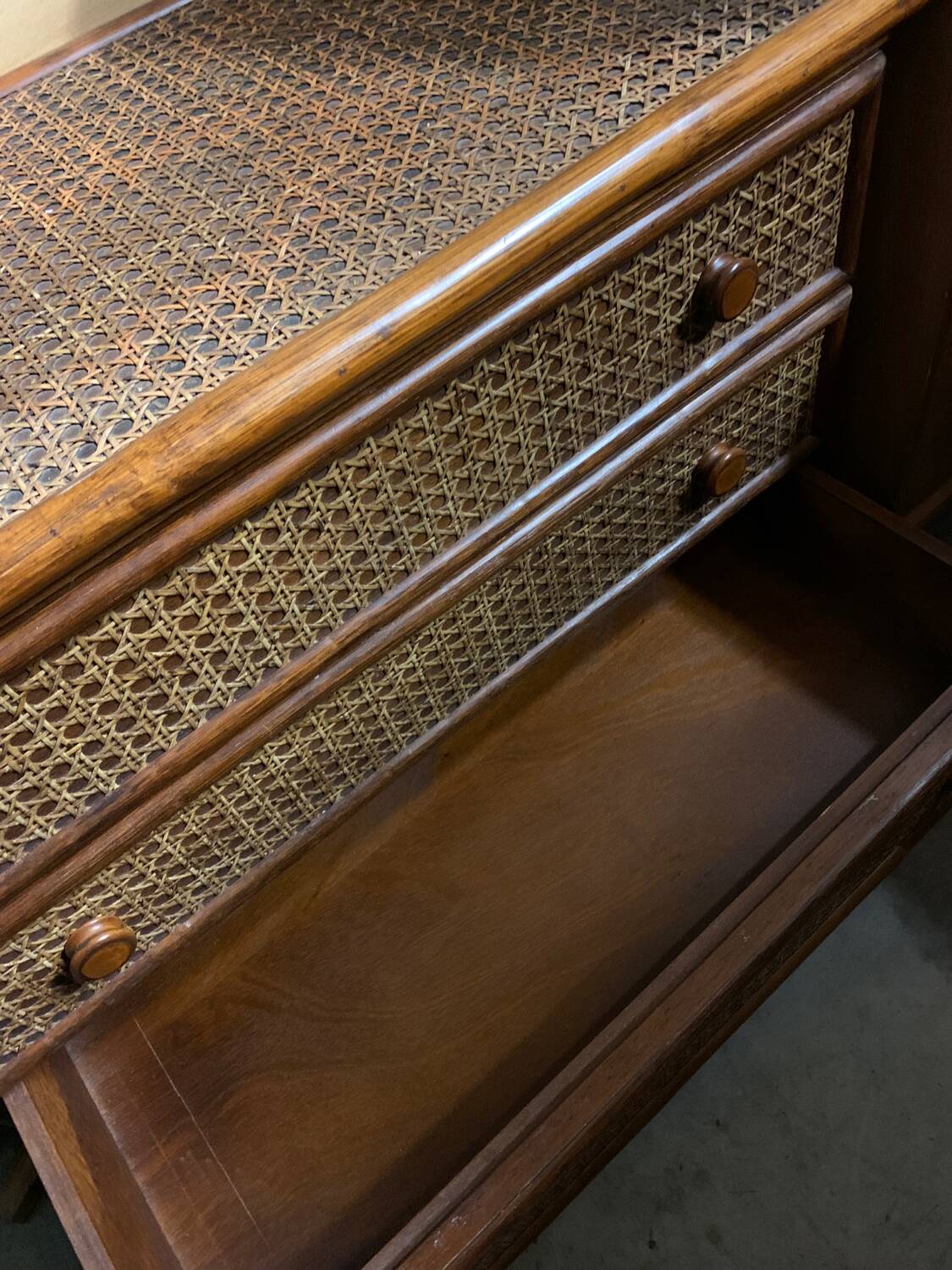 Commode vintage en cannage