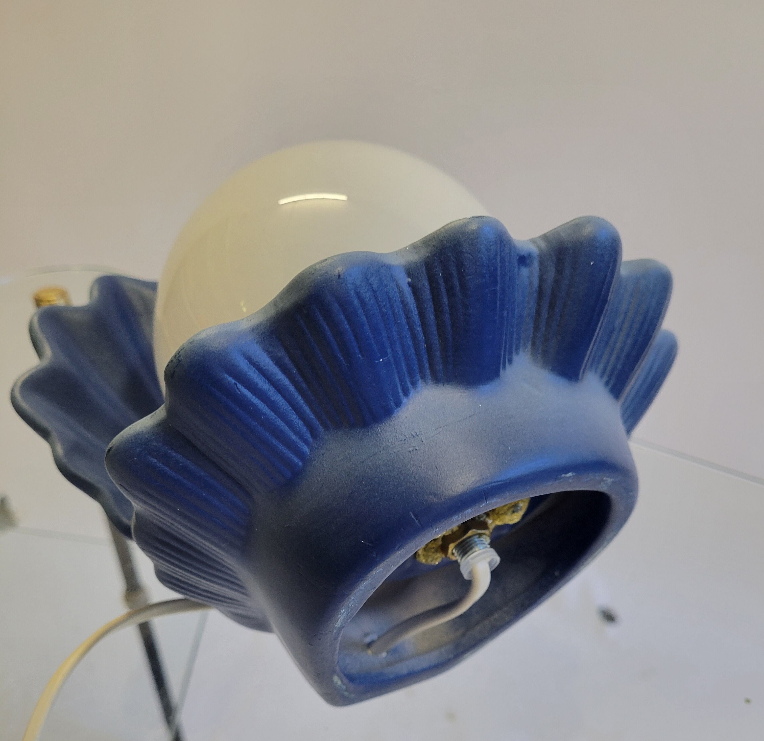 Shell lamp in blue and opaline ceramic