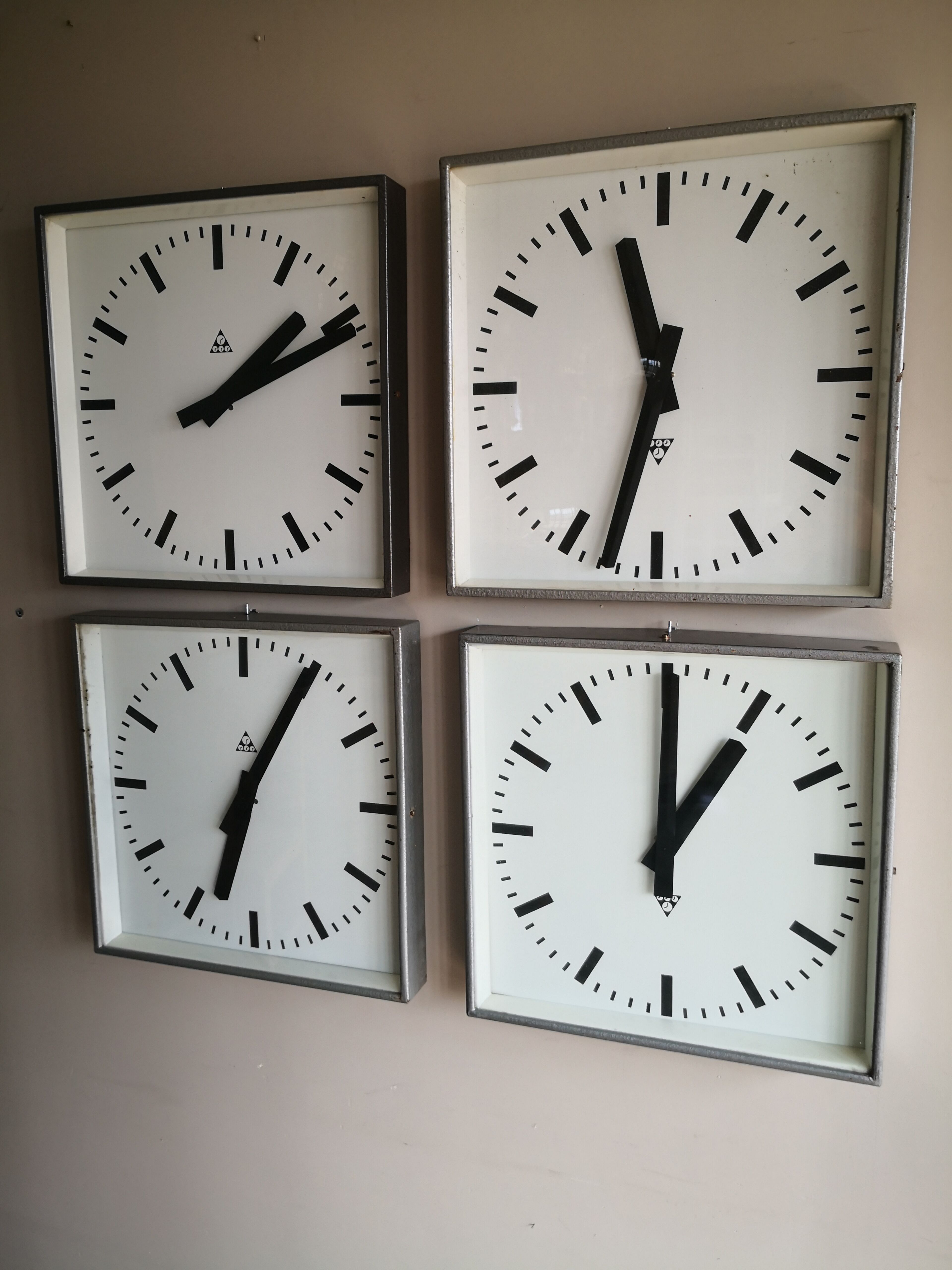 Industrial wall clock, Czechoslovakia station Pragotron 60