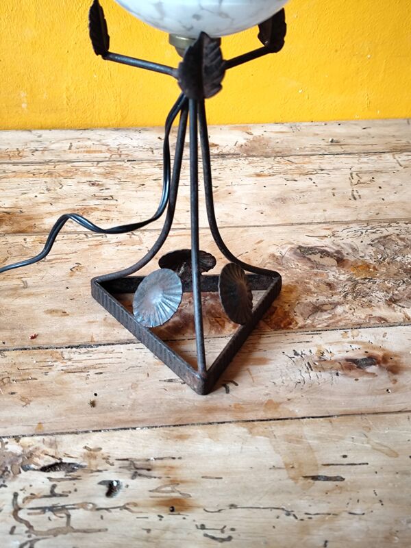 Lampe art déco en métal et globe opaline bleutée mouchetée