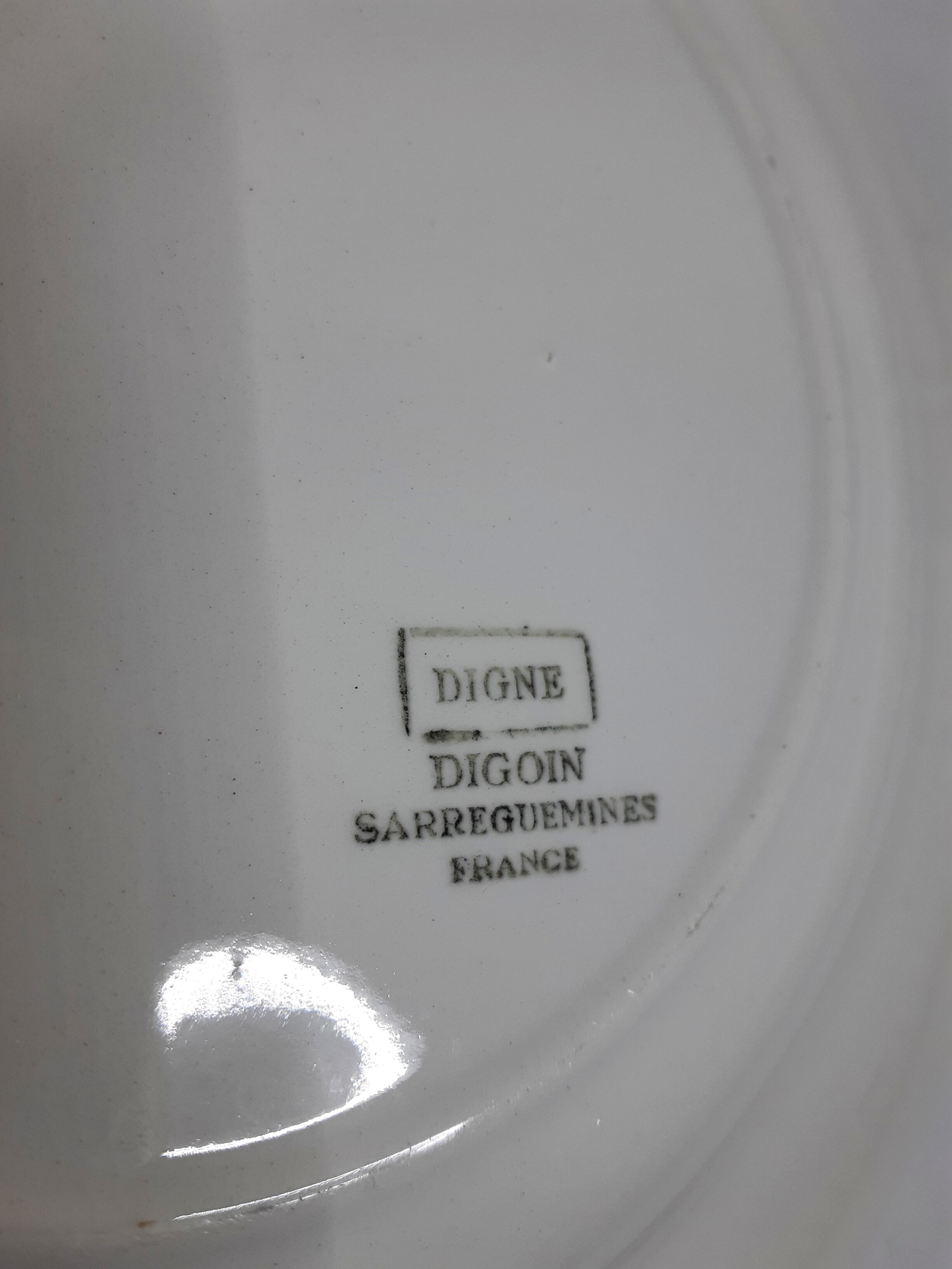 Flat faience plate by Digoin Sarreguemines , "Digne"