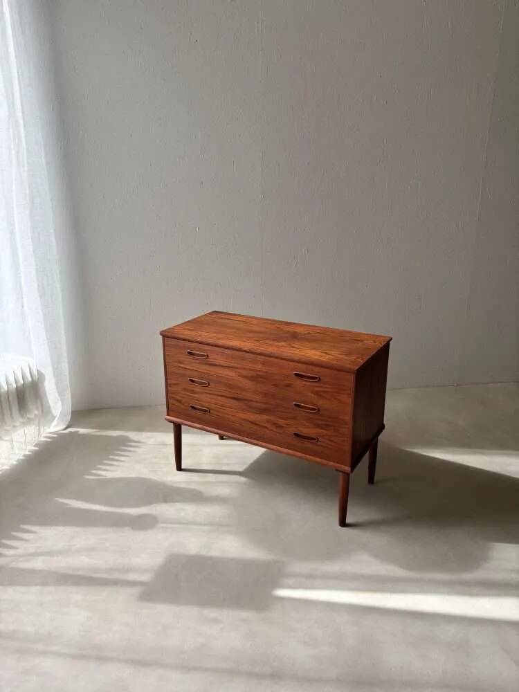 Commode en teck entièrement rénovée au design vintage des années 1960.
