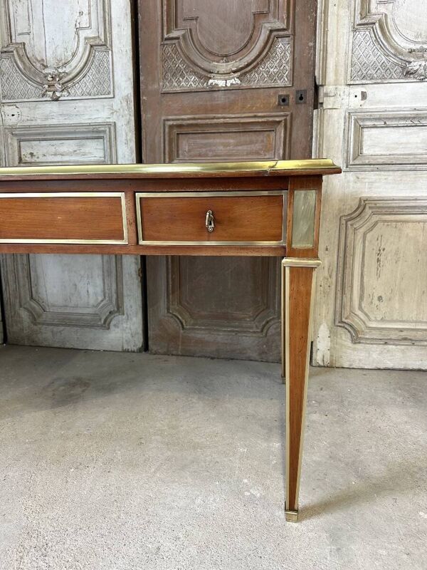 Bureau plat de style Directoire en merisier XXe siècle
