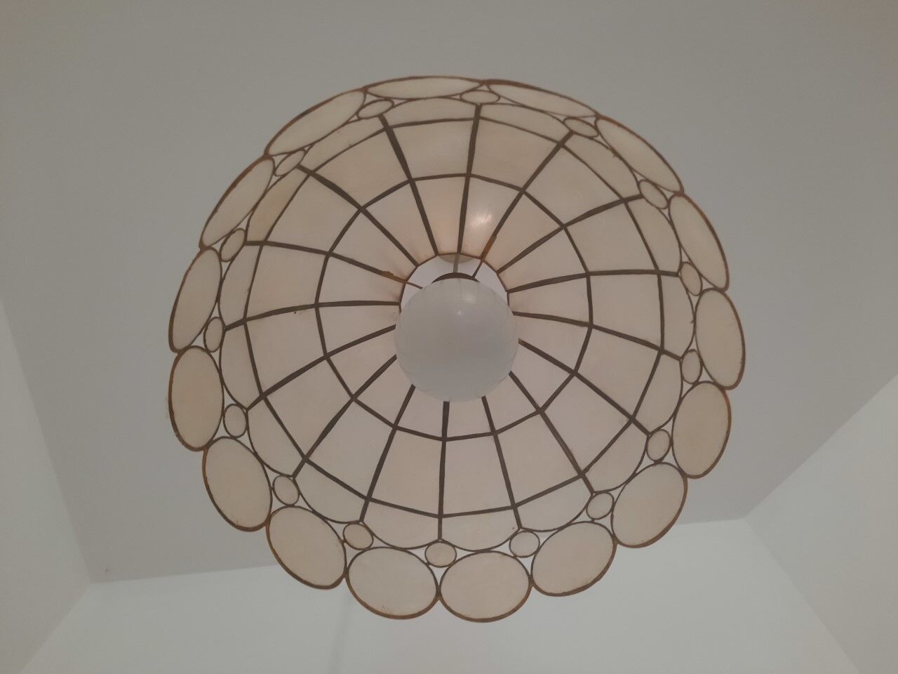 Mother-of-pearl and brass suspension