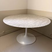 Round Tulip table in marble