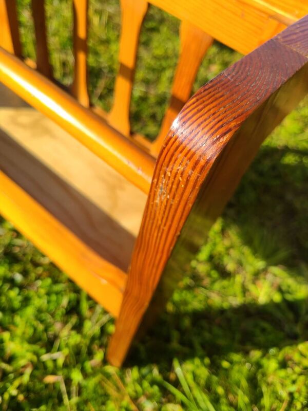 Table basse en pin, plateau en marqueterie 1970, range vinyles.