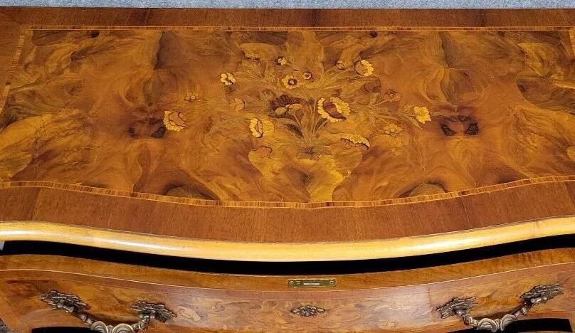 Commode galbée en marqueterie de noyer – Style Louis XV