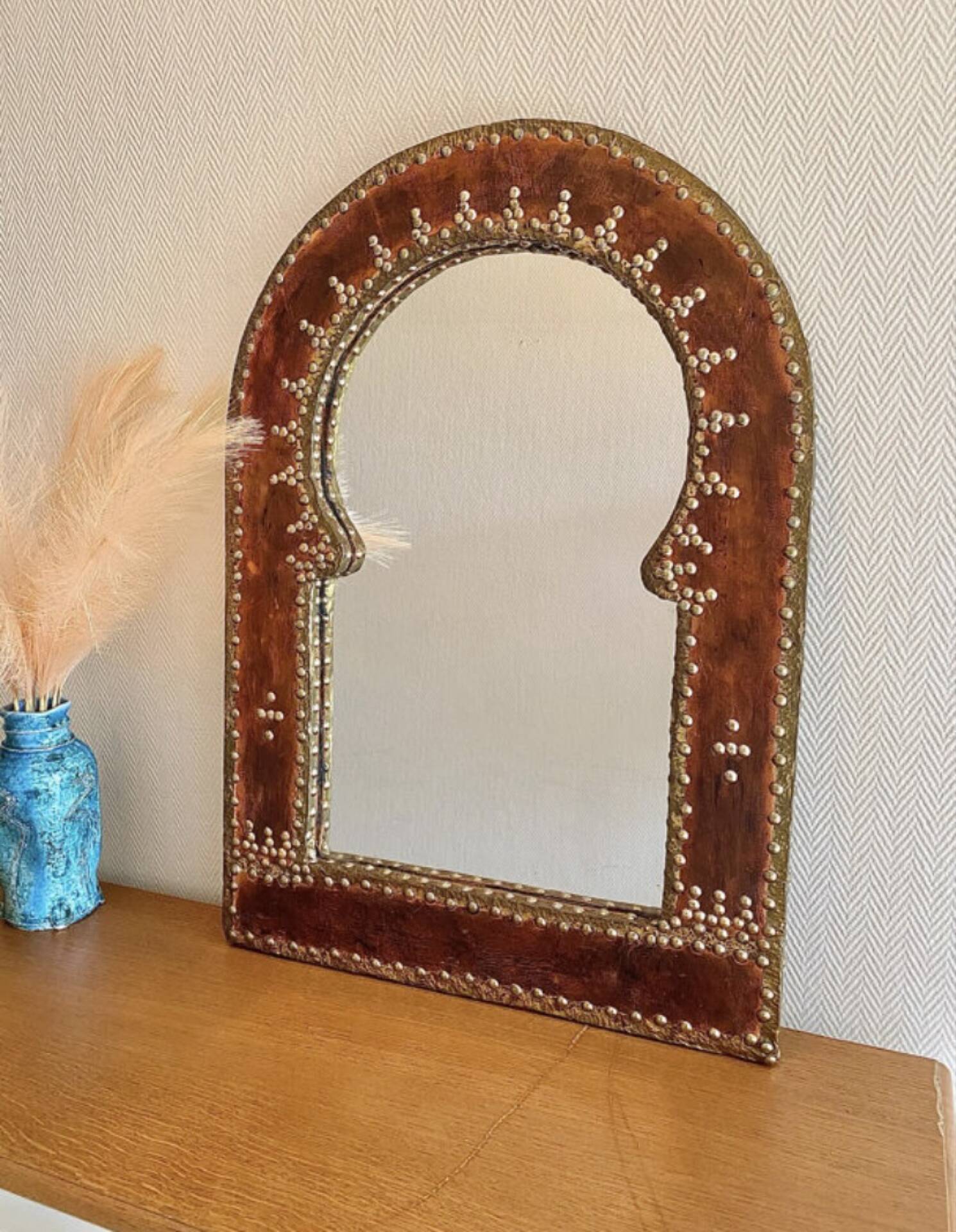 Miroir vintage en cuir clouté et laiton