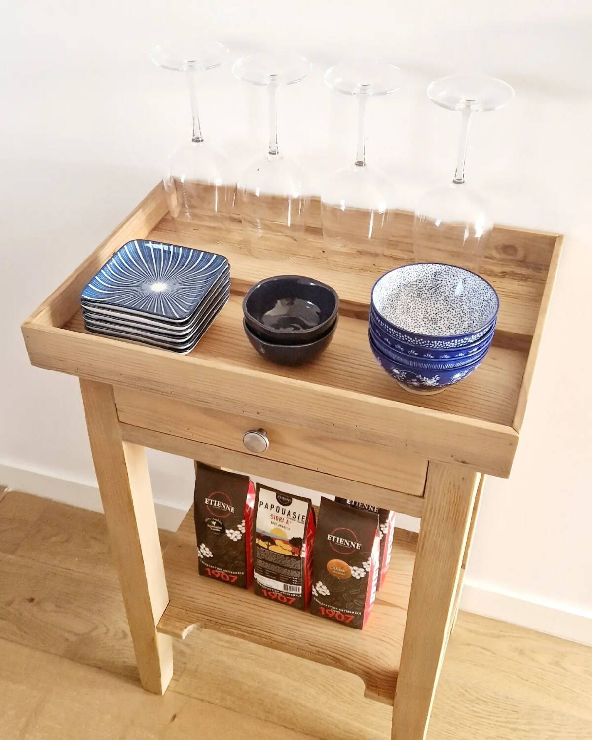 Old pine café restaurant block