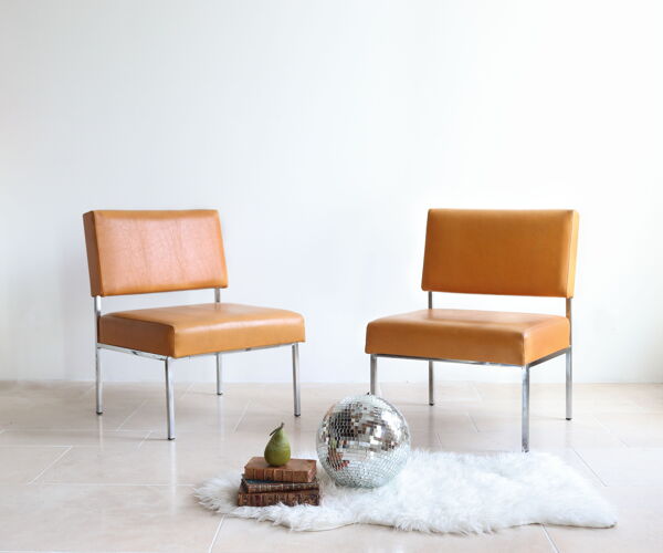 Fauteuil chauffeuse moderniste en métal chromé et simili cuir, années 50/60
