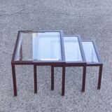 Tables gigognes en métal laqué bordeaux et laiton, France 1950s