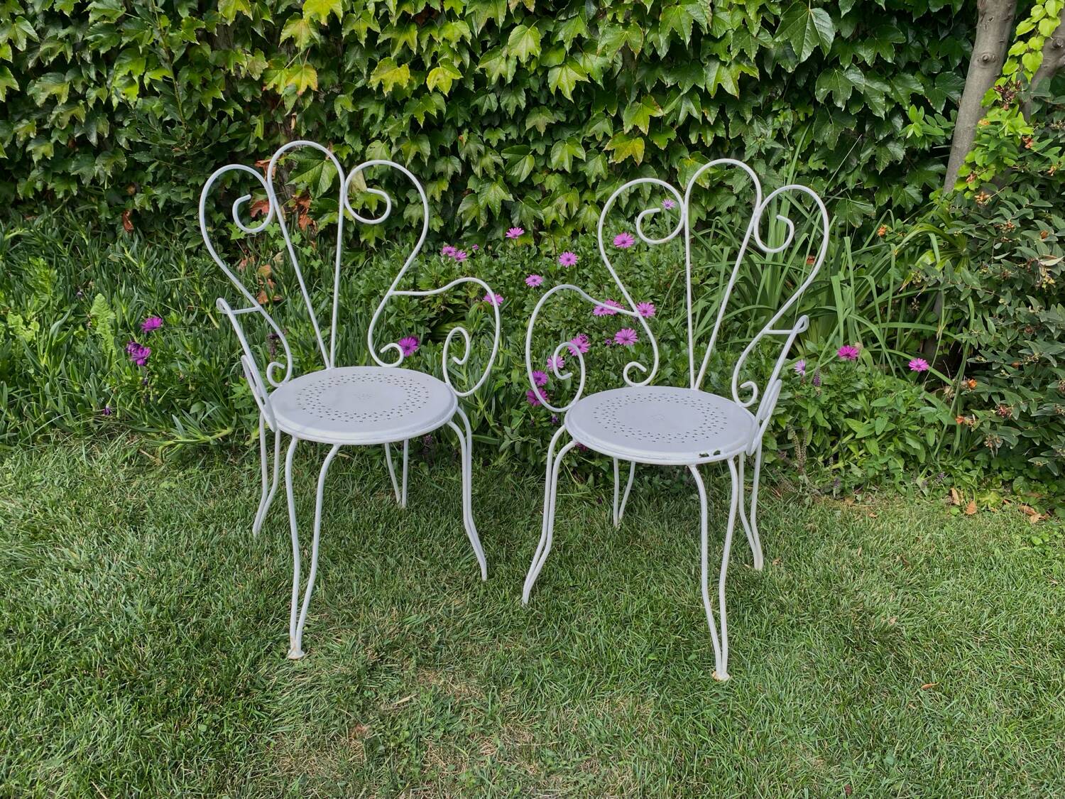 Paire d’anciens fauteuils de jardin en fer forgé