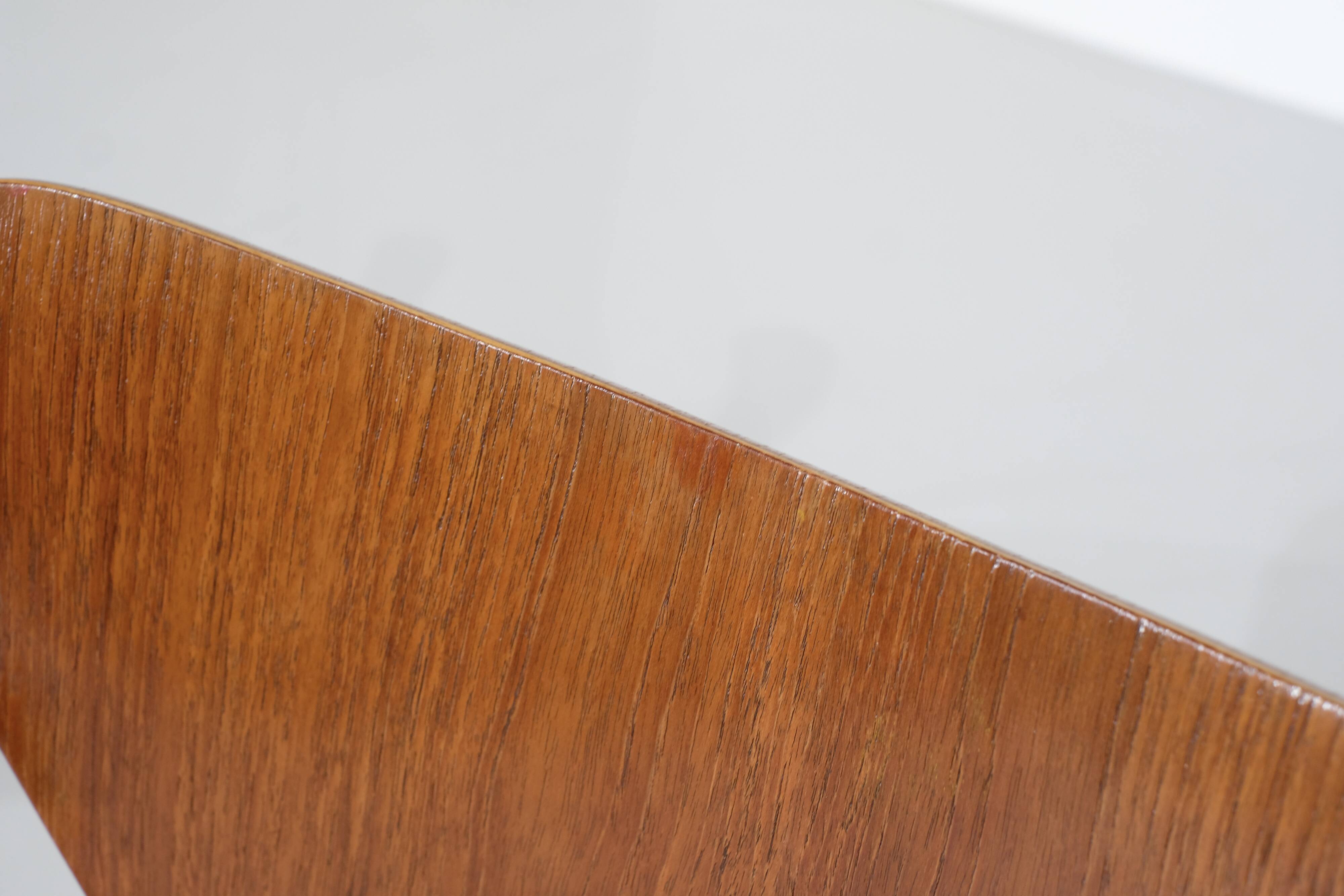 Model "3207" chair by Arne Jacobsen for Fritz Hansen, Denmark 1955.