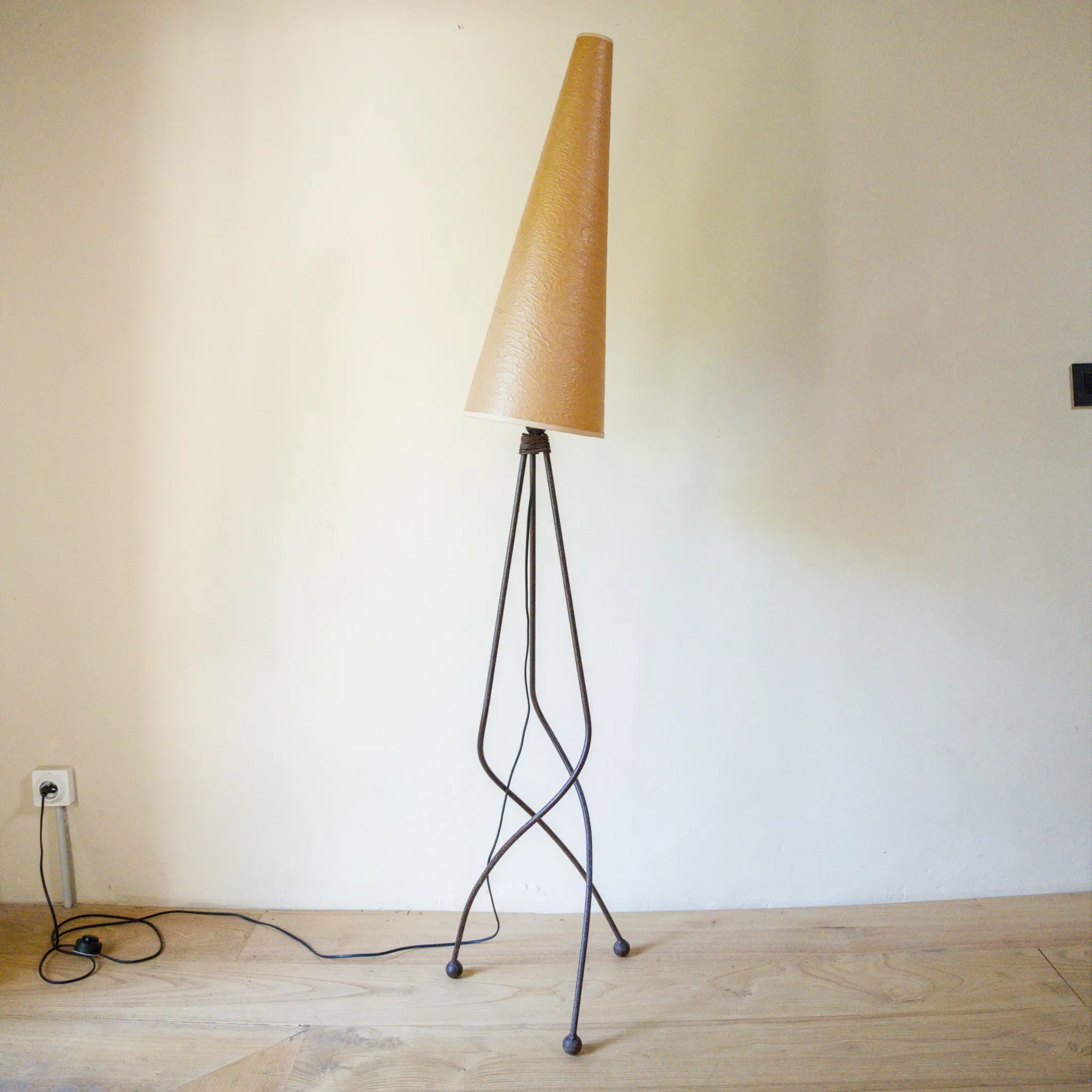 Sculptural tripod floor lamp in wrought iron, François Liguori
