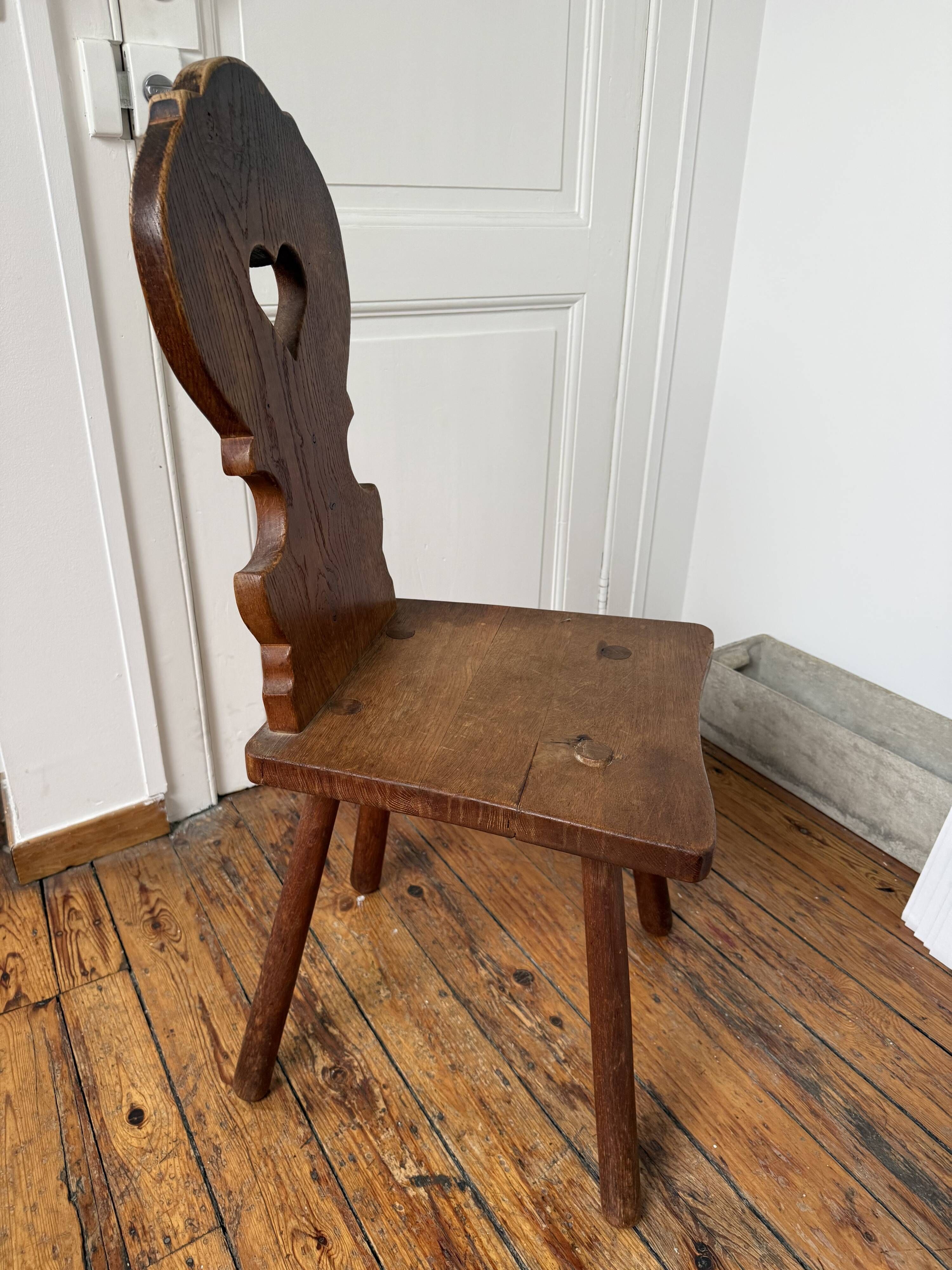 3 chaises brutalistes