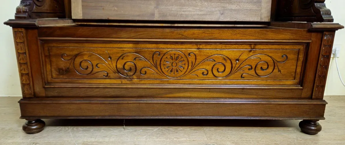 Renaissance bench chest in carved walnut – 19th century