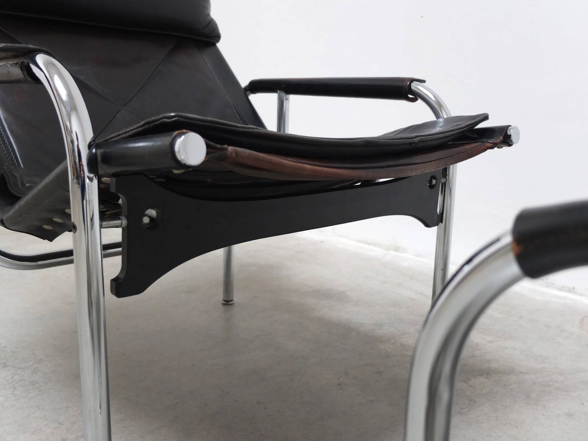 Reclining 'HE1106' lounge chair with ottoman by Hans Eichenberger for Strässle, 1978