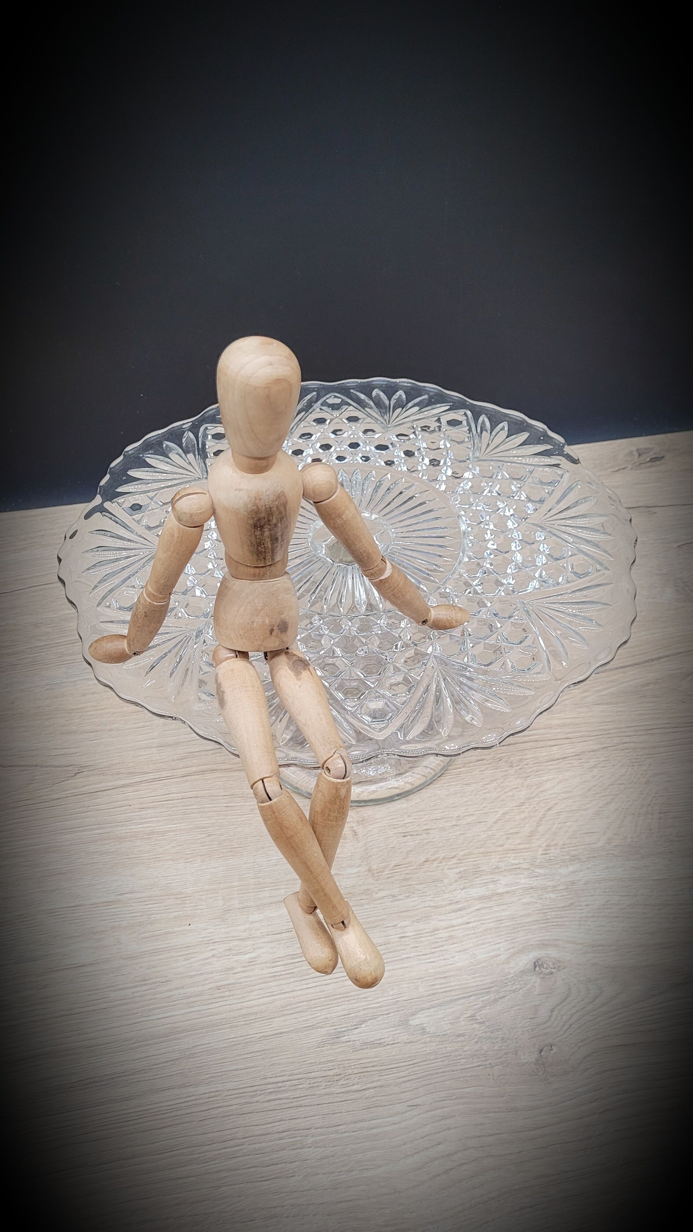 Pie dish or cake on foot transparent molded glass