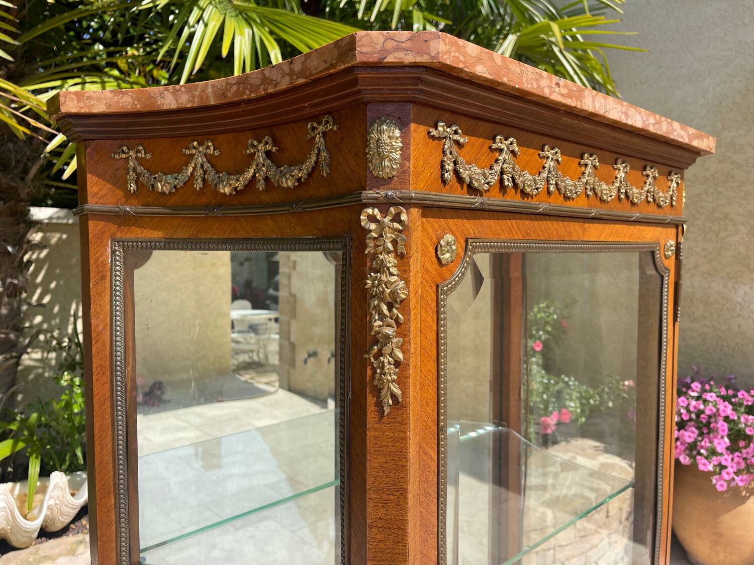 Vitrine en Marqueterie Style Louis XV