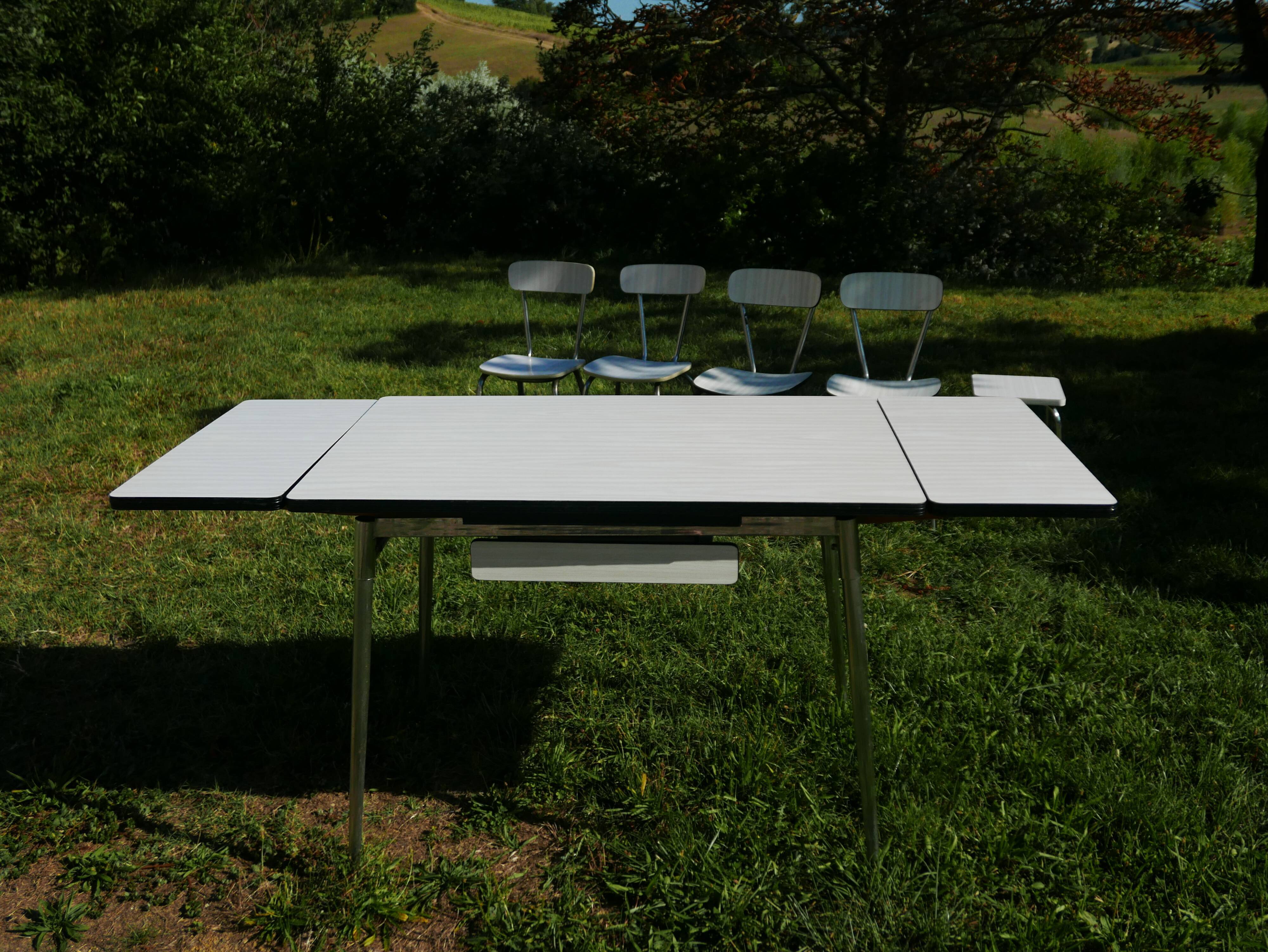 Dining table and chairs in formica white whole