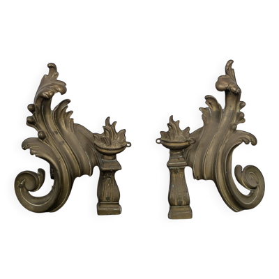 Paire de chenets rocaille en bronze de style Louis XV