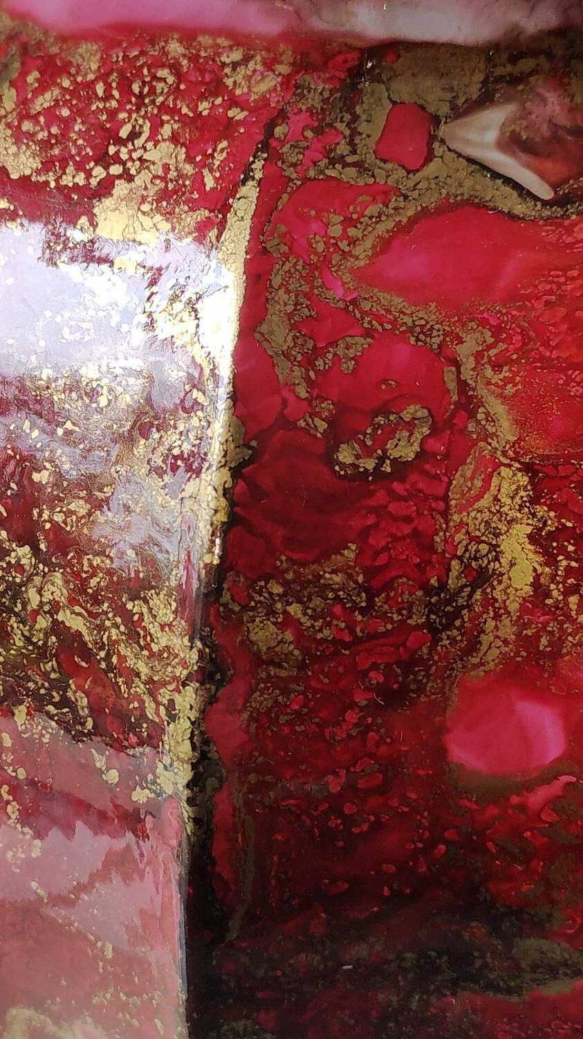 Gadrooned ball vase, in lacquered Art glass. Decor: pink tones of smoke, gold powder inclusions. Signed Sylvie Montagnon. Size 20 x 20 cm