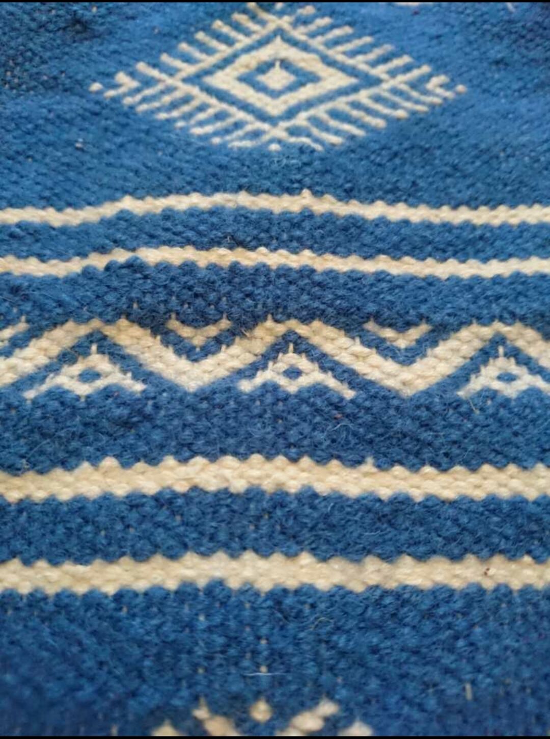 Tapis berbère bleu et blanc 110 x 66 cm