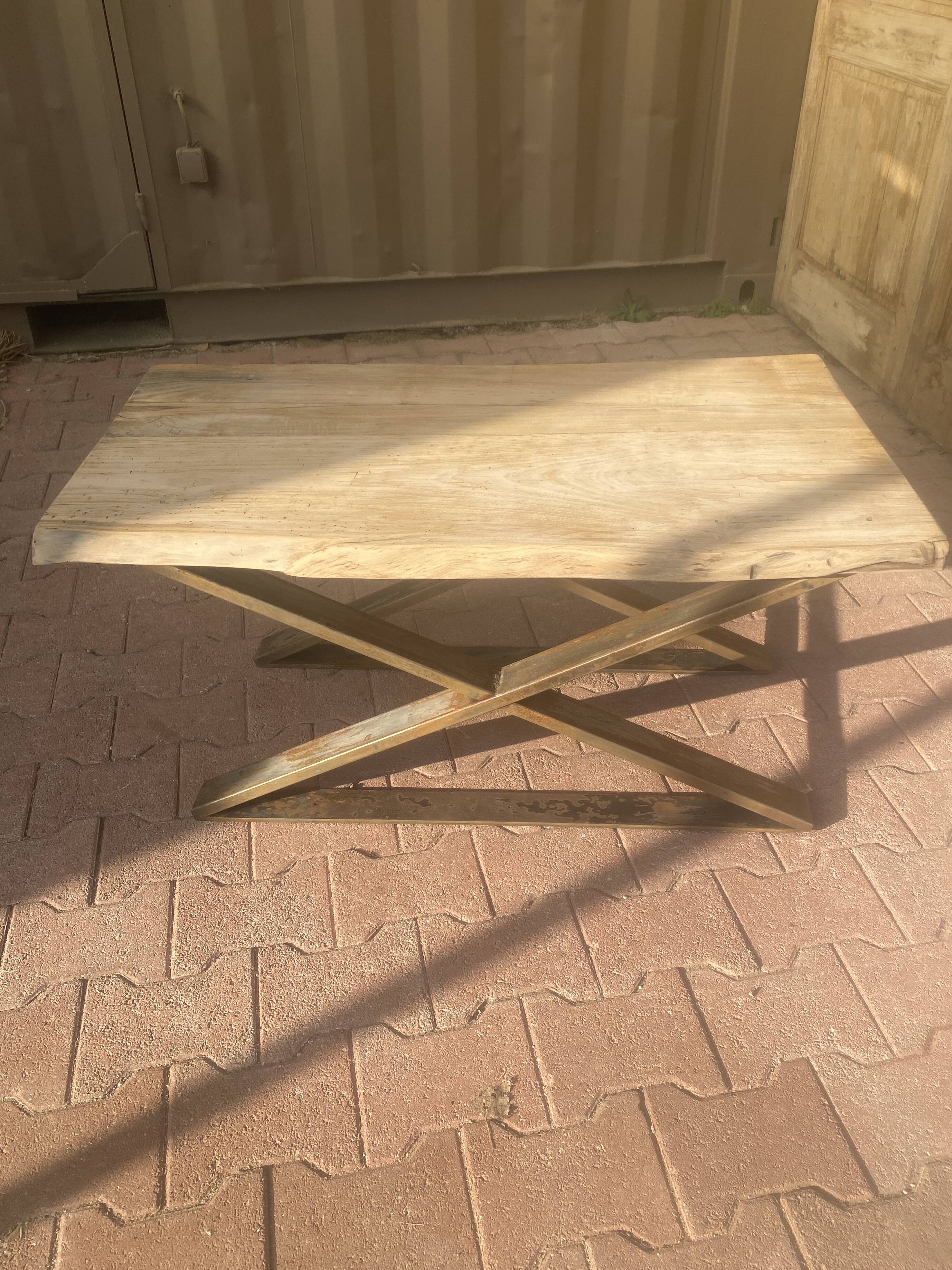 Coffee table with metal leg