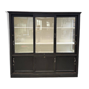 Ancienne vitrine de dispensaire