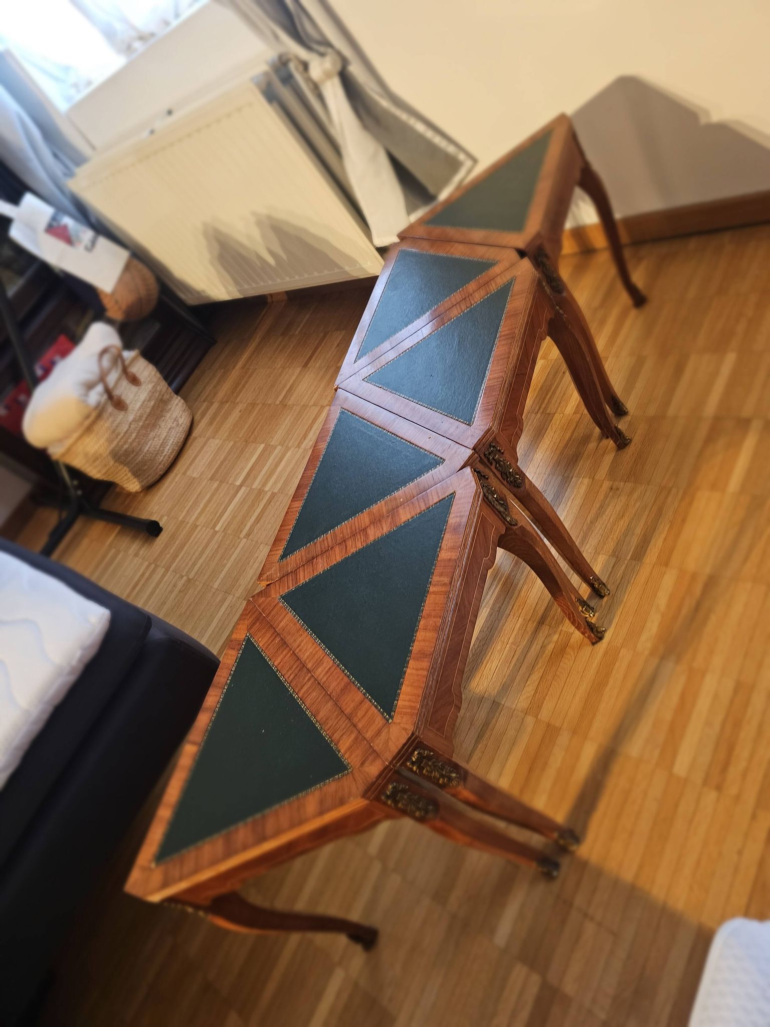Coffee table divisible into 6 parts, very practical.