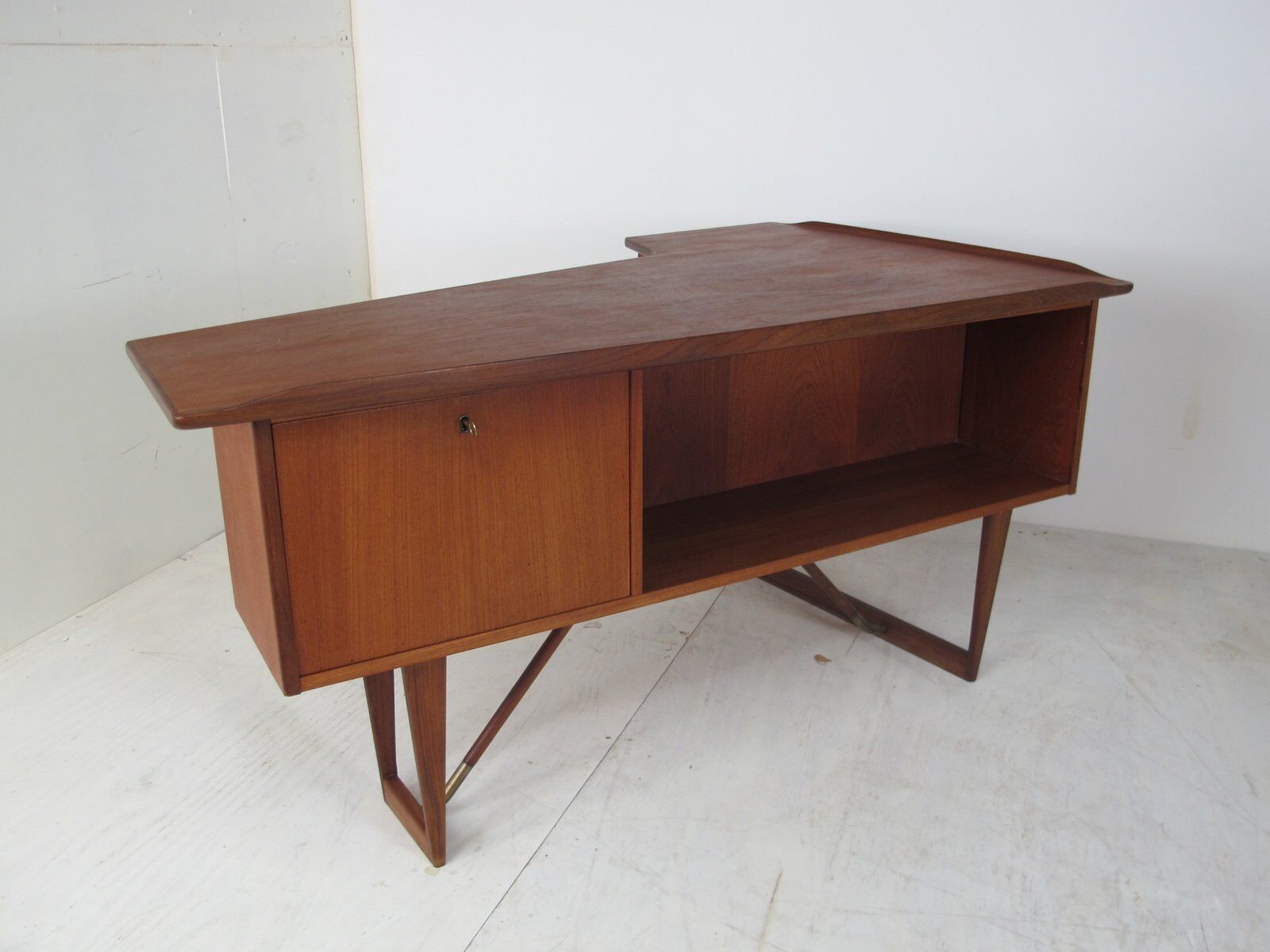 Boomerang desk in teak by Peter Lavig Nielsen for Denmark, 1950s