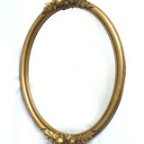 Oval mirror in gilded wood