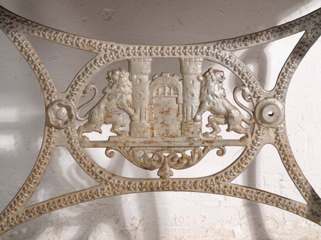 Table de jardin ancienne en fonte – Europe centrale, vers 1900