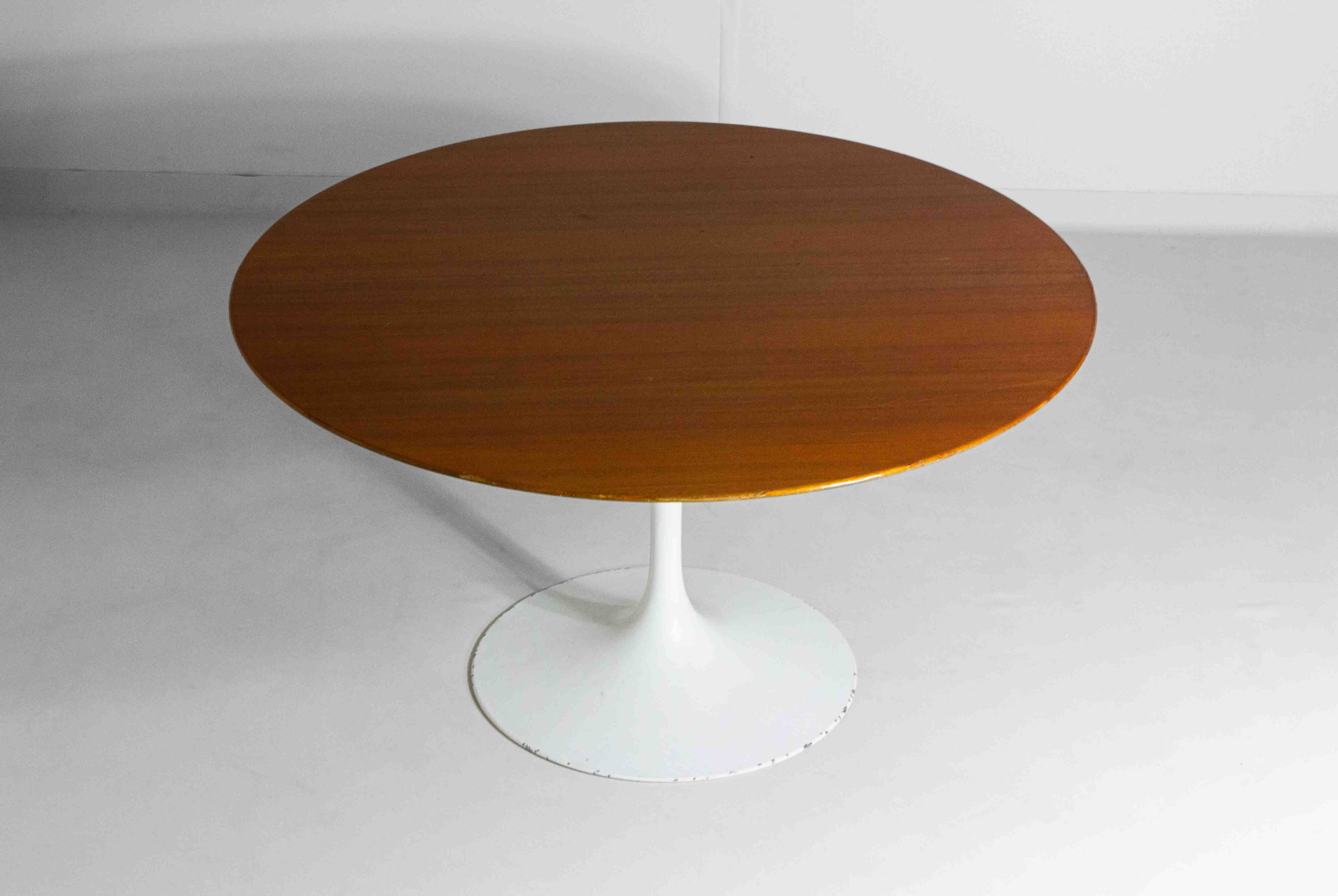 Large tulip table with wooden top by Eero Saarinen, Knoll International 1970s