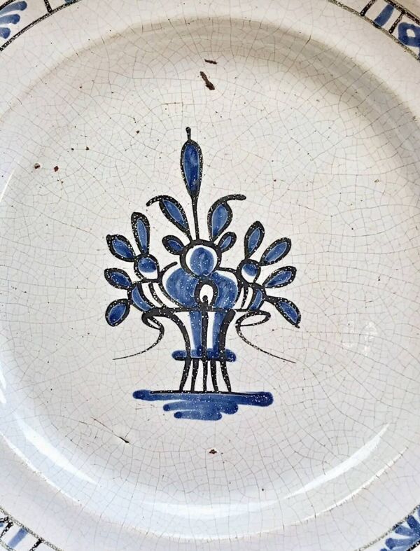 Ancien plat rond creux XVIII cul noir Rouen Forges les eaux