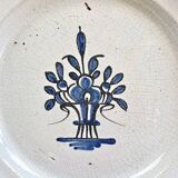 Ancien plat rond creux XVIII cul noir Rouen Forges les eaux