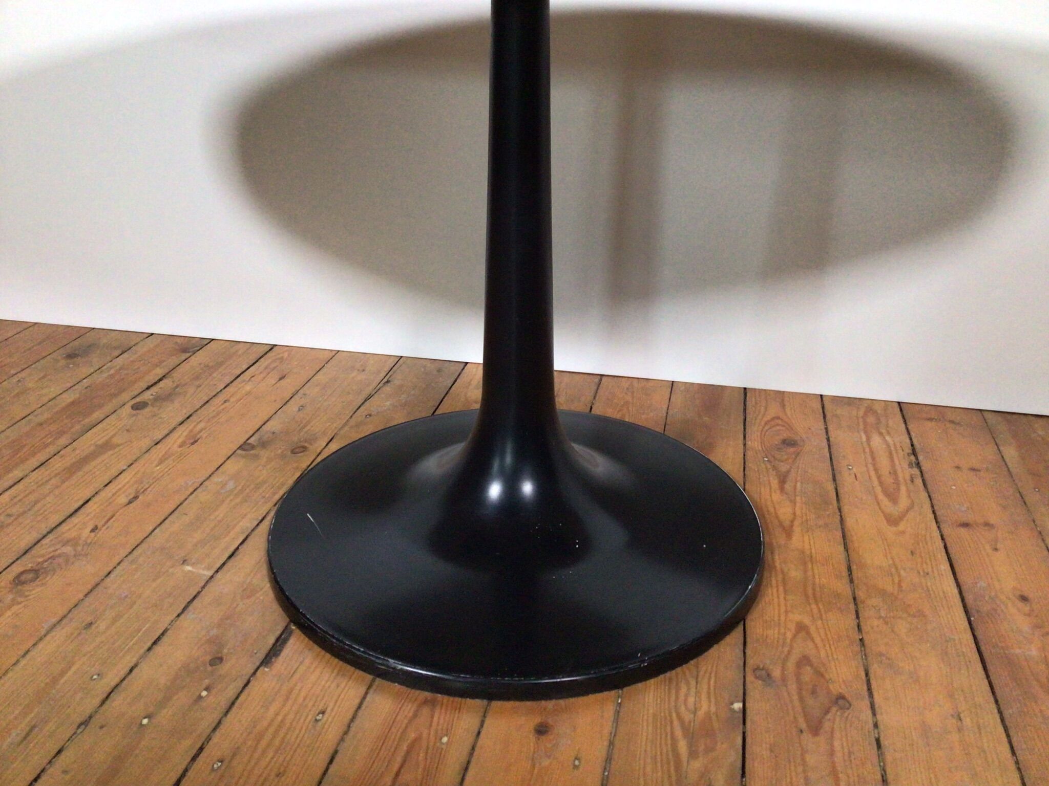 Table basse en marbre sur un socle tulipe
