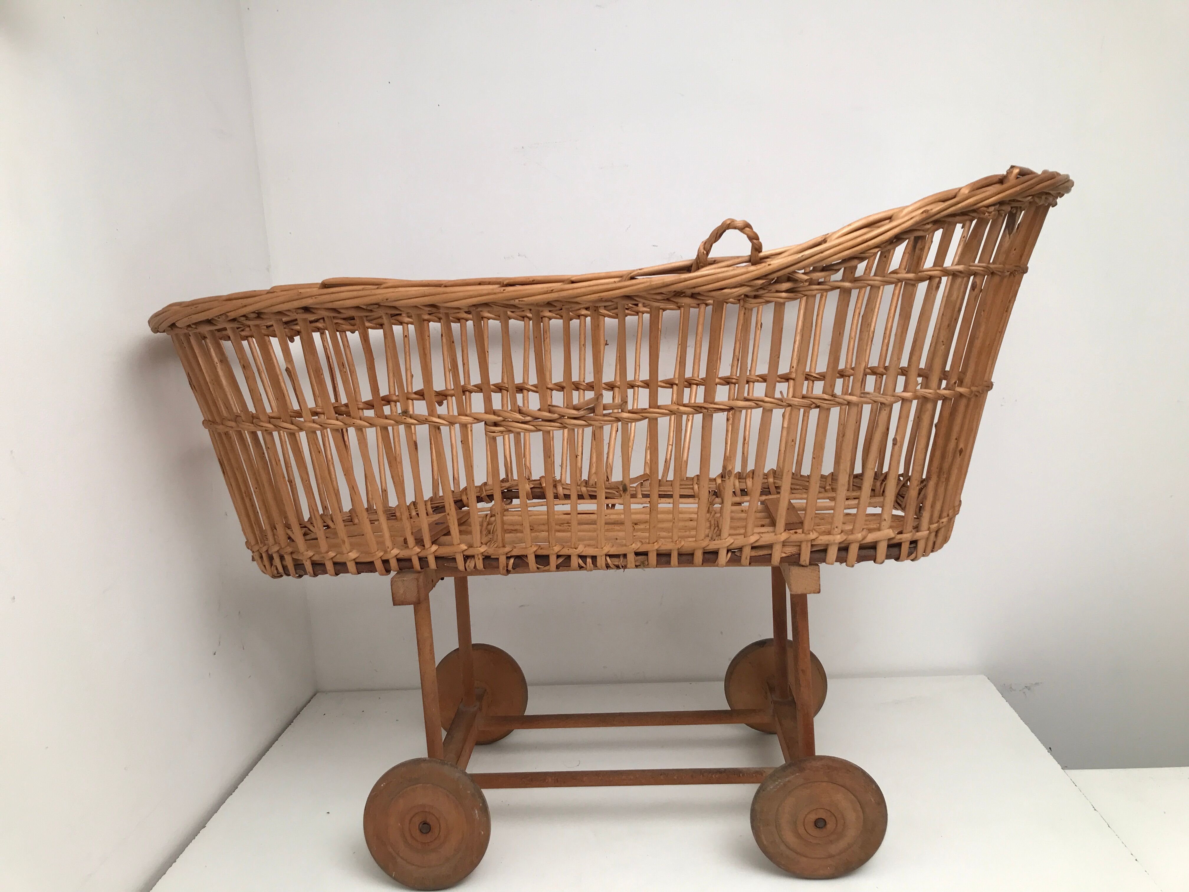 Berceau en osier pour poupée vintage