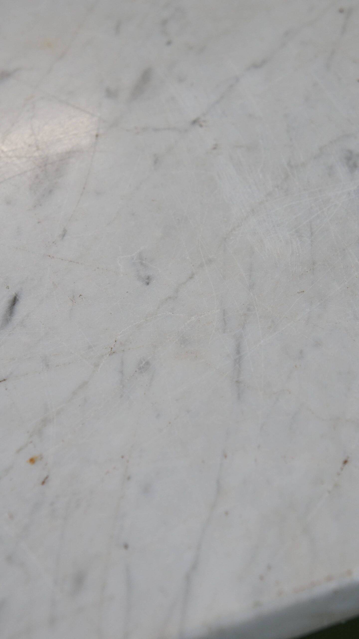 Buffet/comptoir/table d'appoint ancien unique, de couleur verte, datant de la fin du XIXe/début du XXe siècle, avec un plateau en marbre.