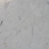 Buffet/comptoir/table d'appoint ancien unique, de couleur verte, datant de la fin du XIXe/début du XXe siècle, avec un plateau en marbre.