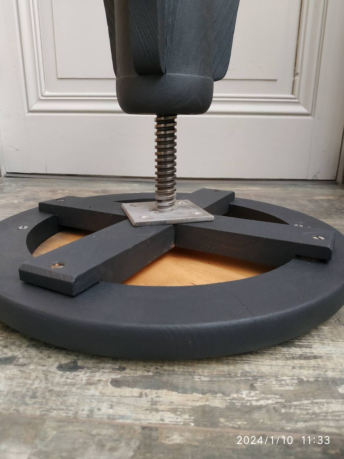 Tripod screw stool