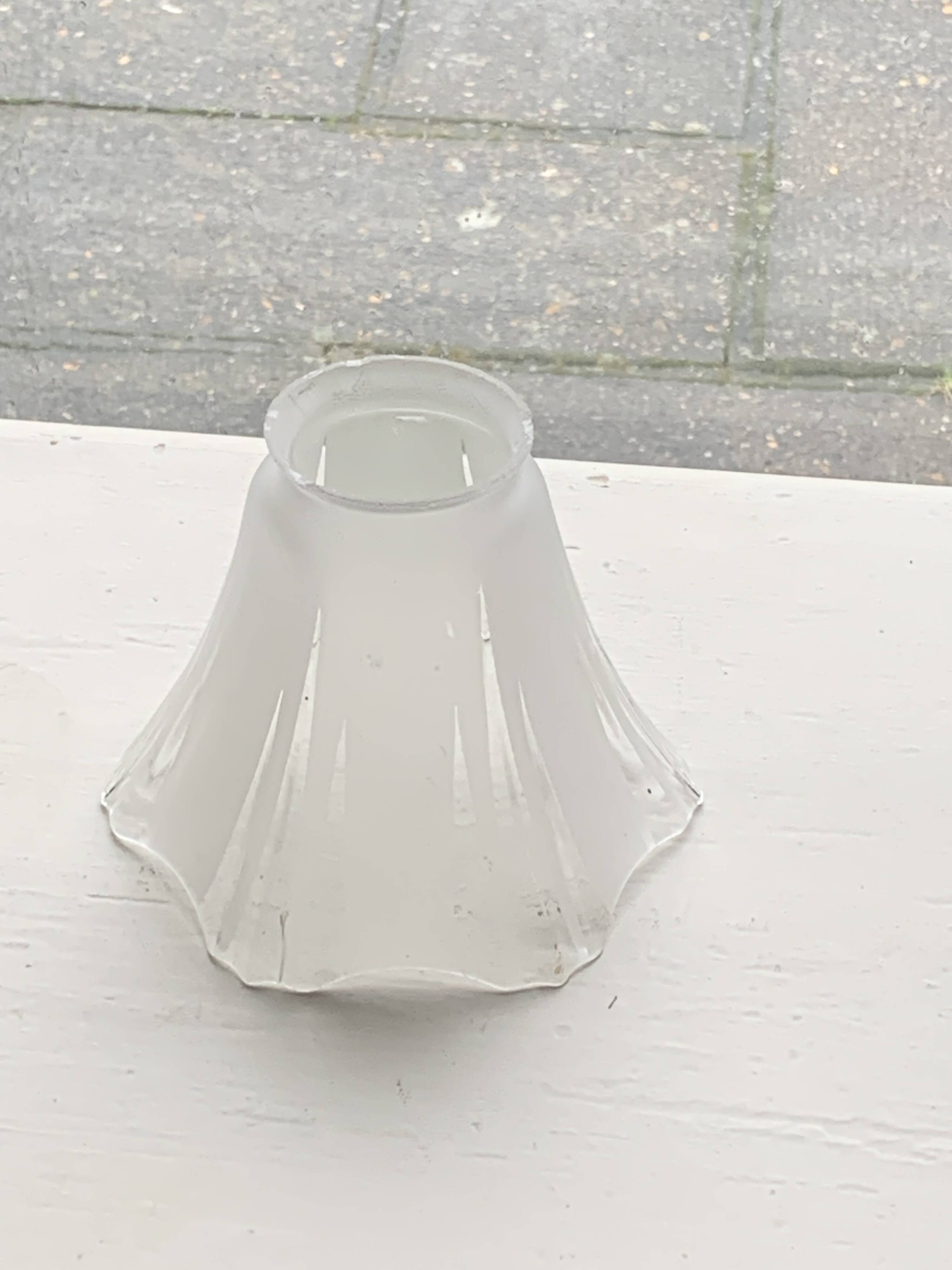 Globe tulipe en verre transparent et blanc, en forme de corolle de fleurs, vintage 1950