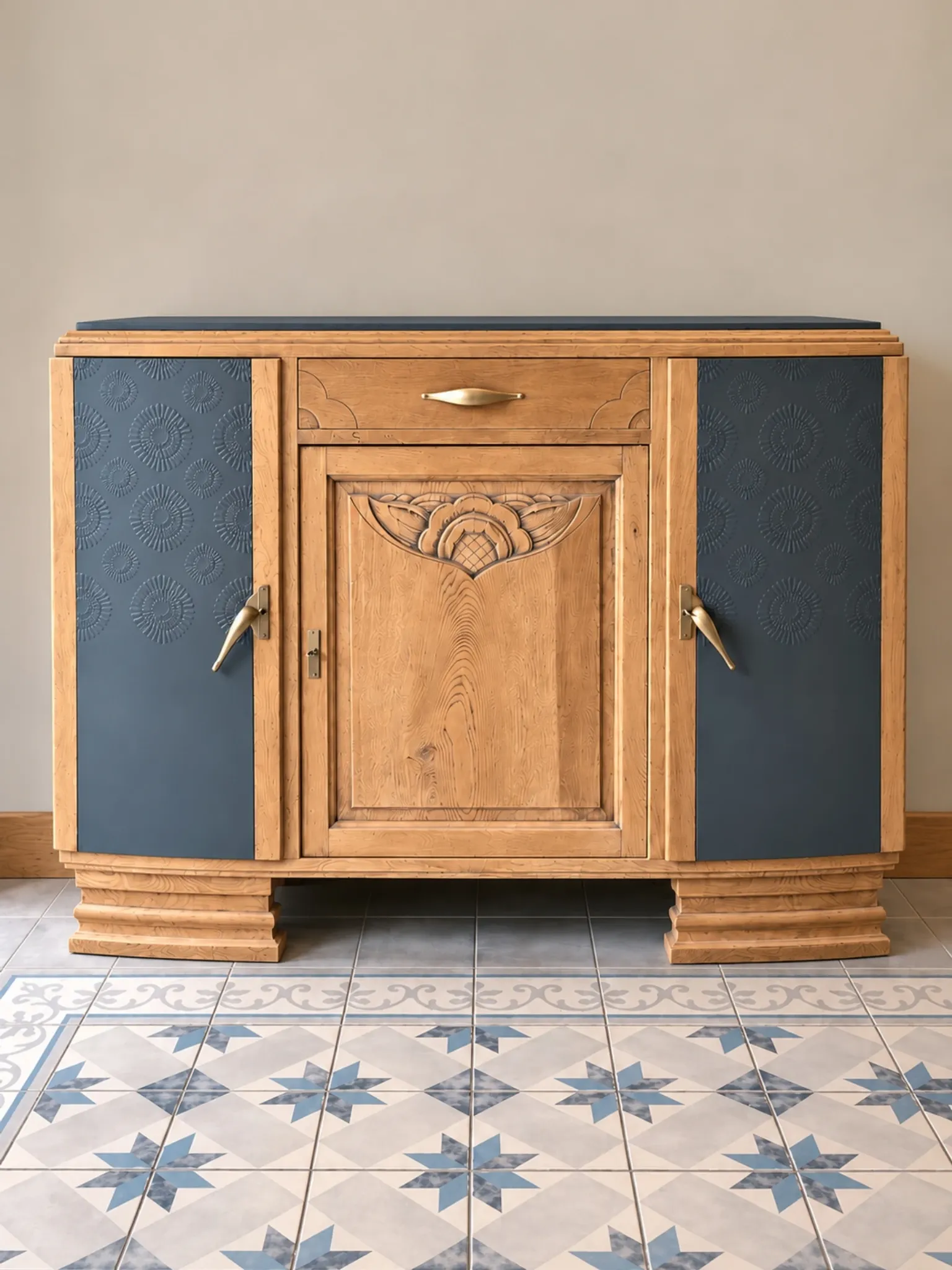 Art Deco buffet in oak and anthracite.