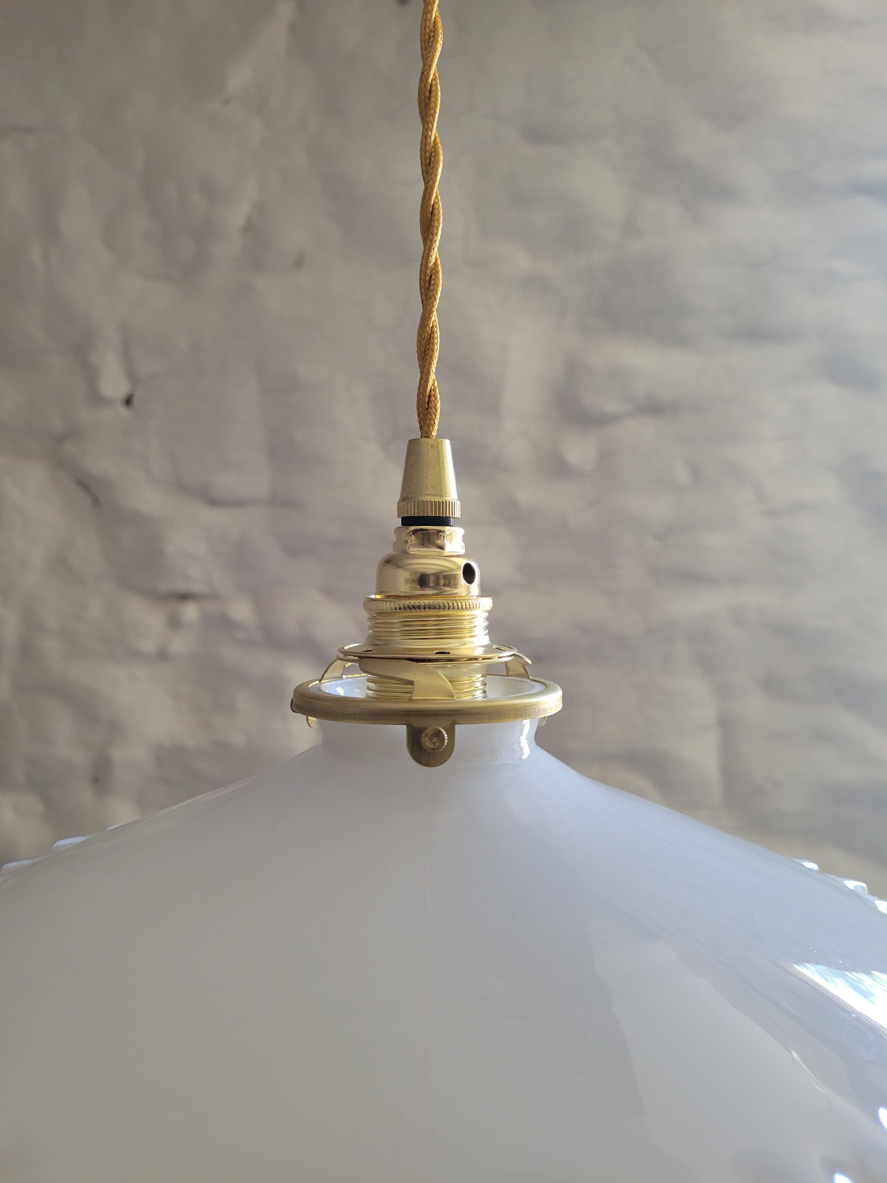 Serrated opaline suspension