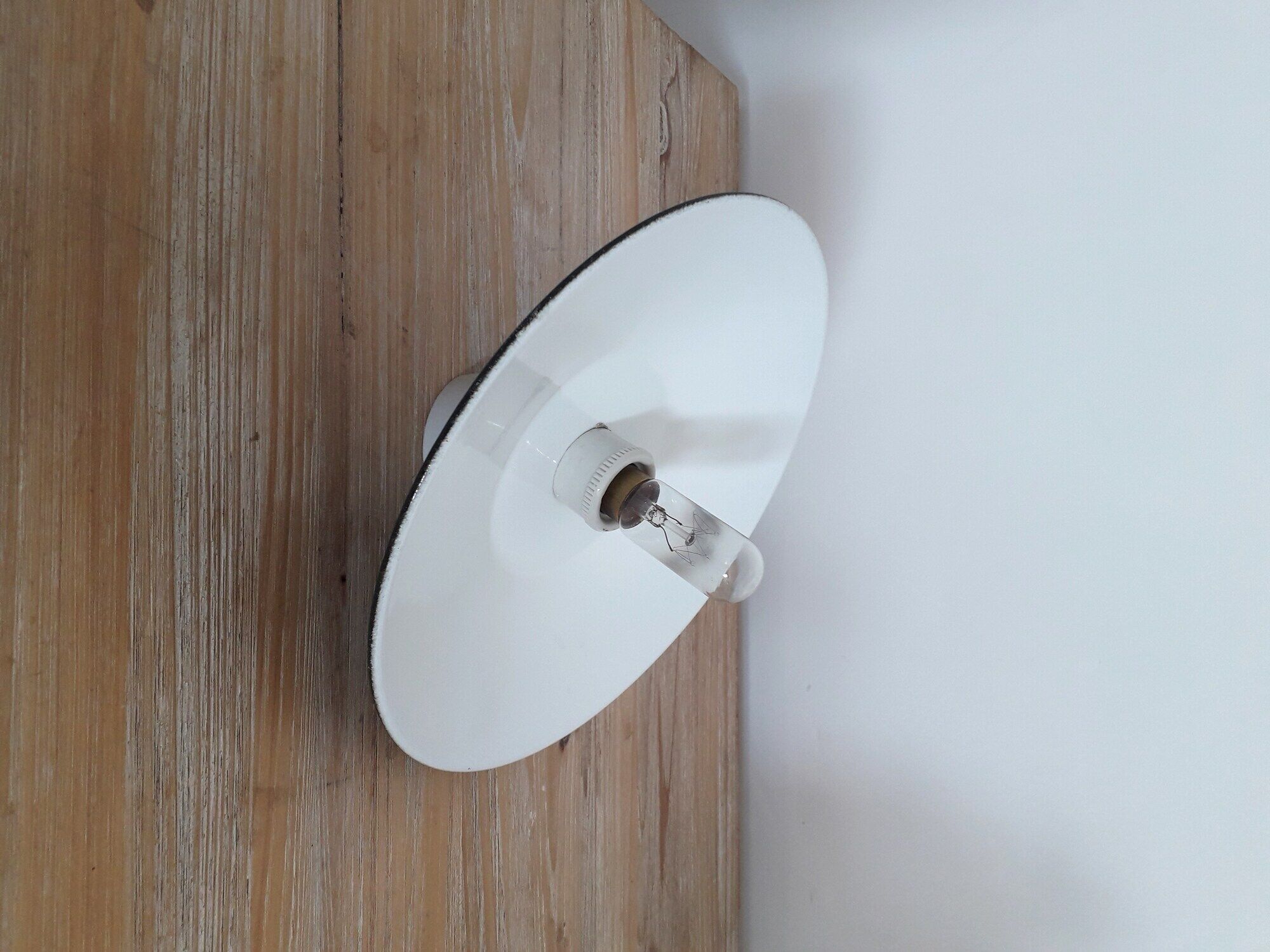 Old industrial wall lamp - Green and white enamelled sheet metal from the 1940s