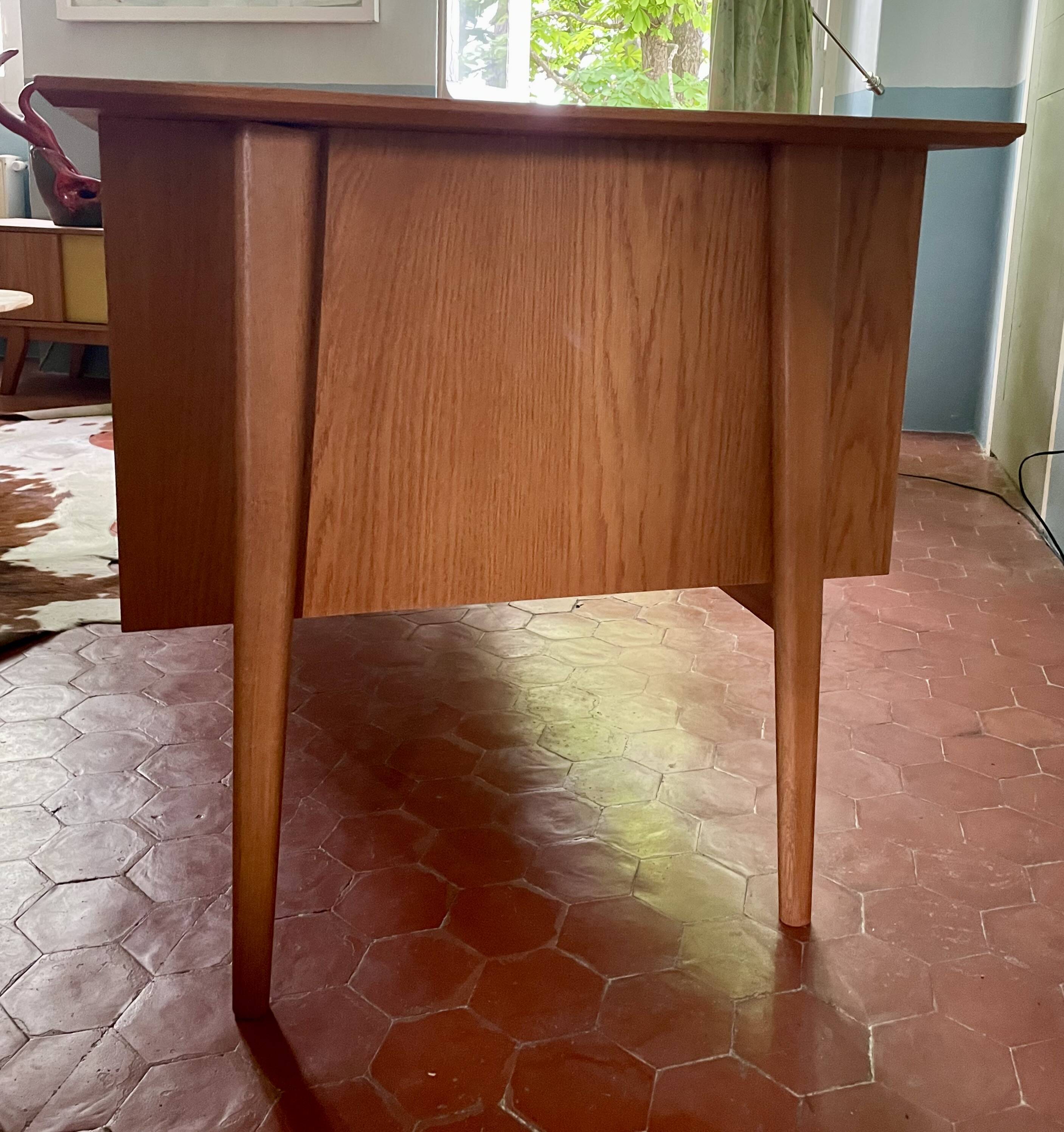 Grand bureau scandinave en bois milieu de siècle