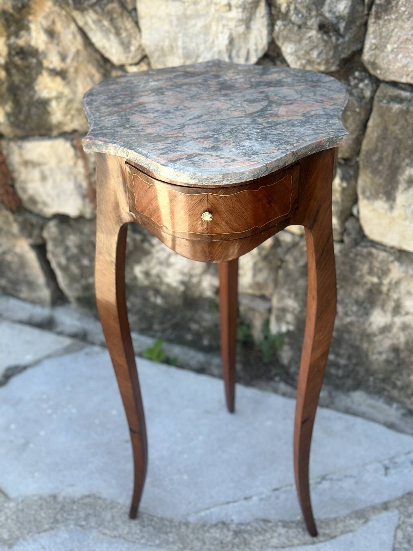 Table volante en Marqueterie de bois précieux de style Louis XV .