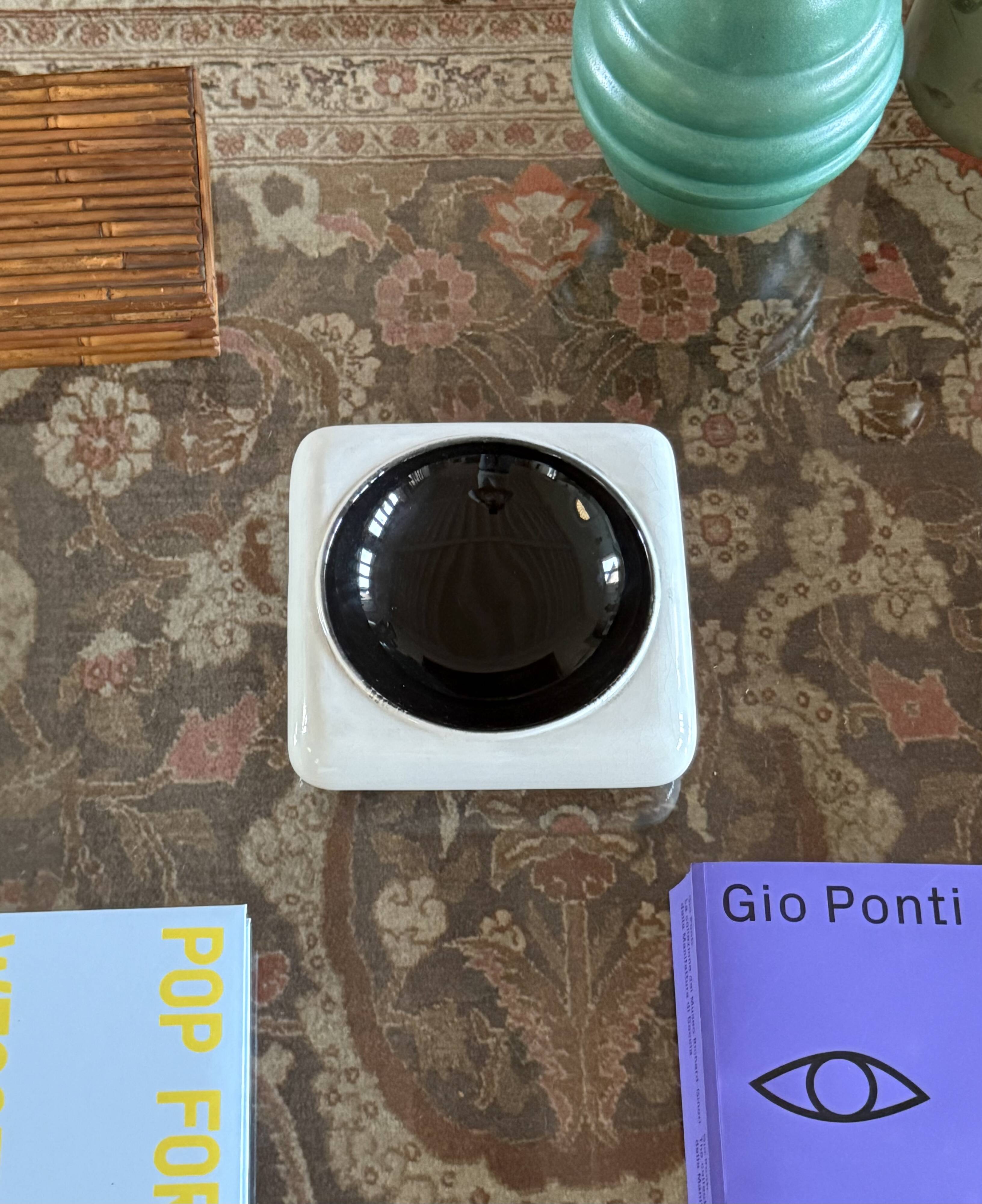 Space age black and white ceramic ashtray / vide poche, Italy 1970s