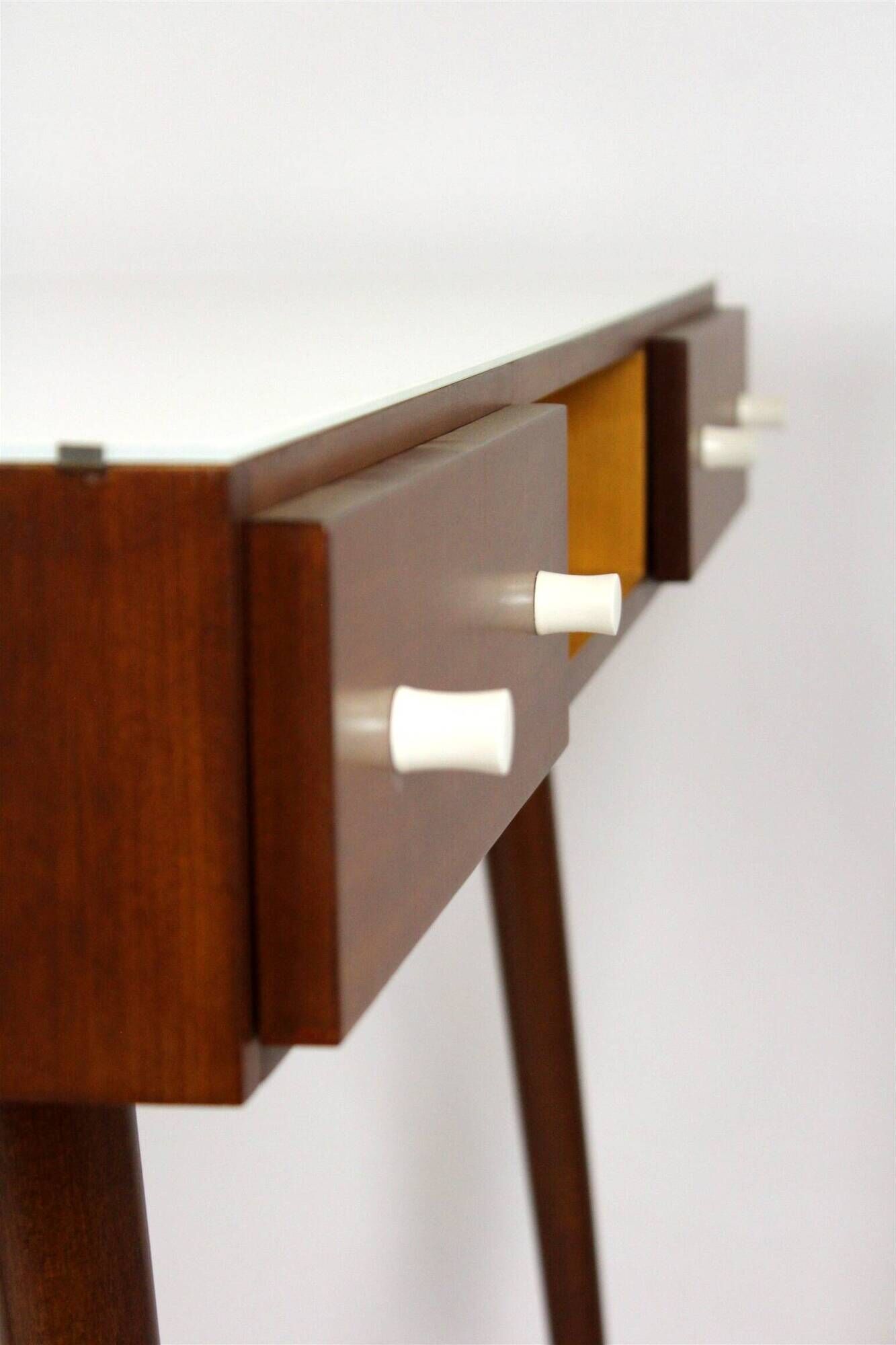 Bureau restauré du milieu du siècle par Up Zavody, années 1960